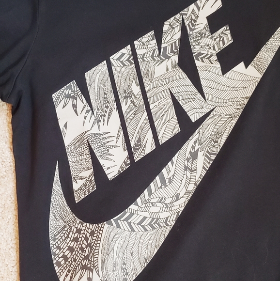 Women's Nike Tee Shirt - Picture 5 of 6